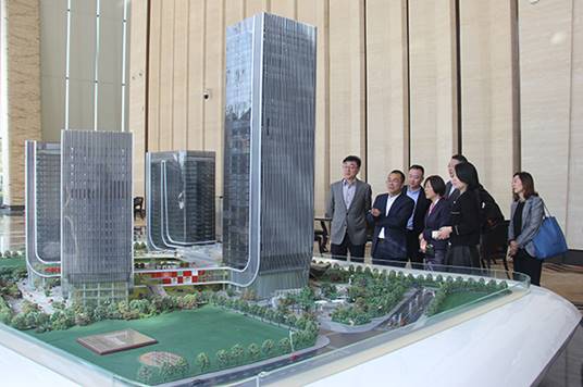 说明: F:\【资料与办公】\办公区\2.网站新闻\2019年\12月\2019.12.10 上海市松江区经济科技开发区党工委书记袁球坤一行莅临AG旗舰厅集团考察\旅行(文中.jpg